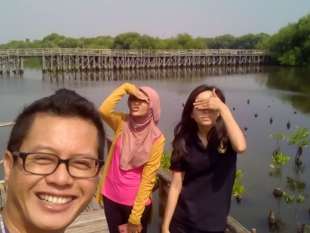 Jembatan besar (belakang) itu memikat pengujung meskipun silau