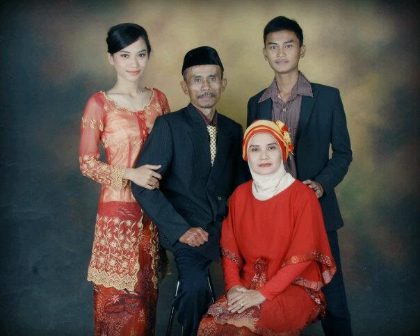 524579_508396362556611_737052645_n