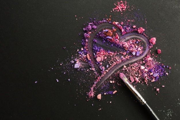 heart-on-crushed-eyeshadows_23-2147710666